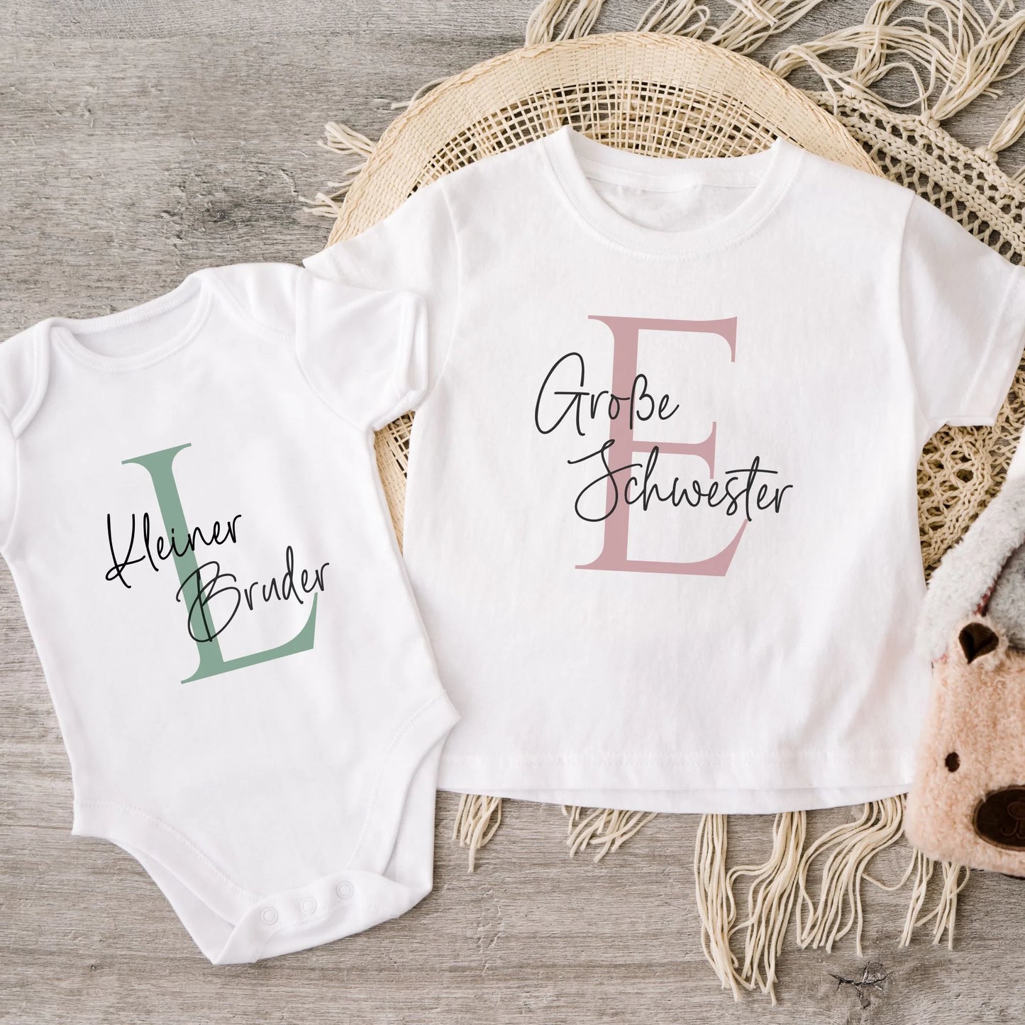 Personalisiertes Geschwister-Outfit, mit Anfangsbuchstaben und süßer Aufschrift