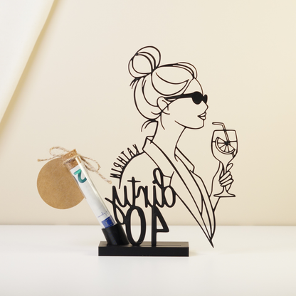 Geldgeschenk zum Geburtstag, Frau mit Weinglas